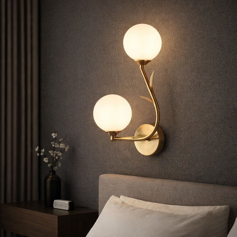 Golden Curve Duo – Applique da parete curva moderna in metallo dorato con 2 sfere in polietilene, attacco G9